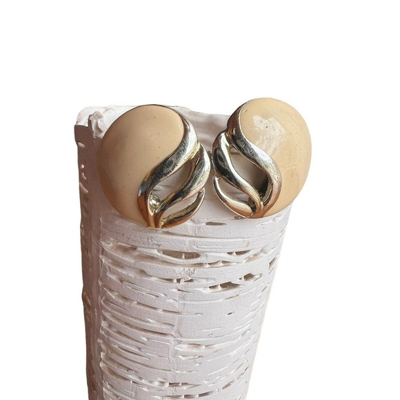 Vintage 80's Creme Enamel & Gold Tone Round Clip On Earrings - Picture 1 of 2